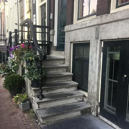 Unique Royal Basement アパート