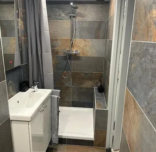 דירה Unique Royal Basement