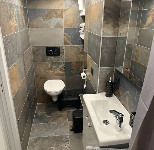 Unique Royal Basement דירה *