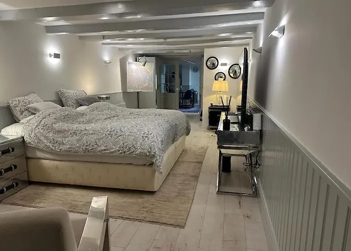 Unique Royal Basement דירה